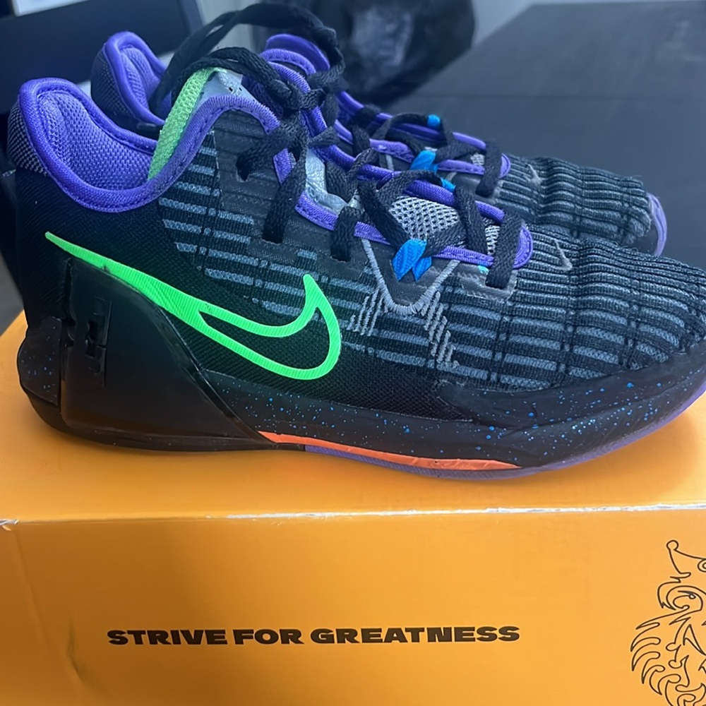 Lebron Witness VI (PS) Size 3Y Basketball Shoes